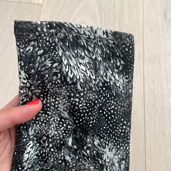 Paige printed skinny jeans (black and white), size 24 - Picture 6 of 10